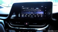 Kesan elegan dan futuristik tidak hanya terlihat dari eksteriornya, melainkan interior pun sama. Head unit berukuran 10 inchi sudah cukup memberikan hiburan kepada pengemudi.