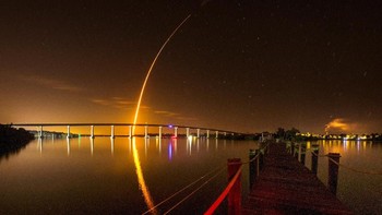 Butuh waktu 27 jam bagi Crew Dragon untuk terpasang di ISS sejak ia diluncurkan. Foto: Reuters