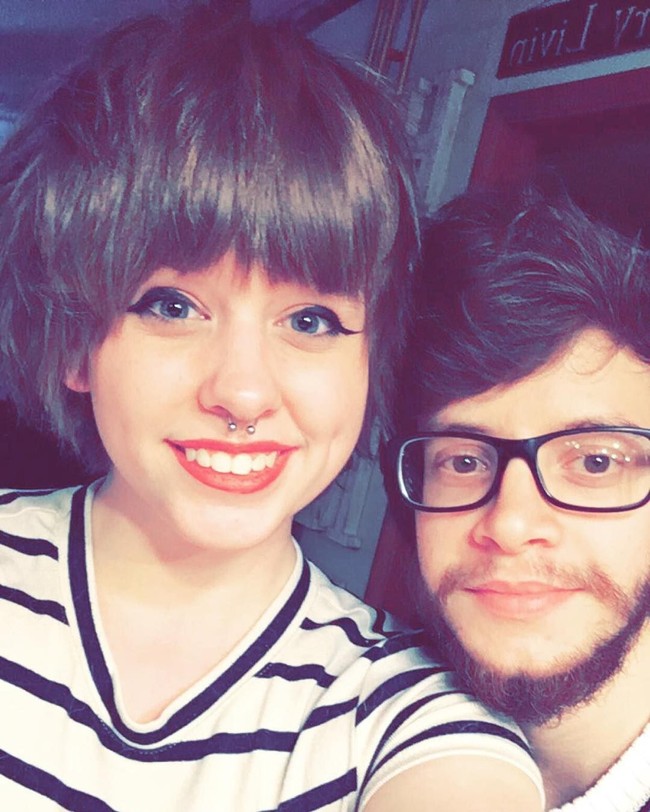 Tentu saja kehidupan gila yang dijalani Karalyn ini menjadi kontroversi. Karalyn sendiri mengaku banyak mendapat komentar pedas akibat gaya hidupnya. Tak sedikit orang juga menuduh suaminya selingkuh. Foto: Instagram/@karalyncat