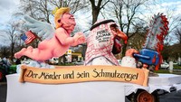 Kasus pembunuhan wartawan senior Arab Saudi, Jamal Khashoggi menjadi salah satu tema yang diangkat dalam parade tersebut. Para peserta seakan-akan menampilkan kondisi politik Arab Saudi yang dilindungi oleh negara adikuasa Amerika Serikat dalam kasus tersebut. Lukas Schulze/Getty Images.
