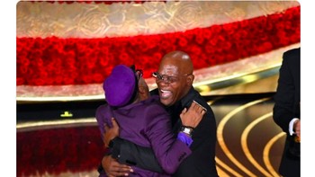 Beberapa pihak bersoralk Liverpool tak lagi puncaki Liga Inggris. Foto: istimewa