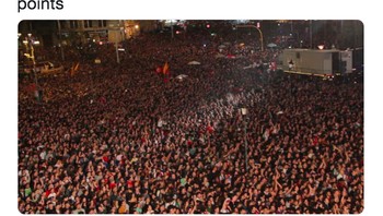 Fans lawan merayakan Liverpool kehilangan poin. Foto: istimewa