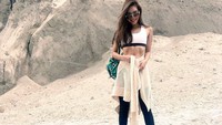 Tak melulu liburan ke pantai, begini gaya sporty Karraminah saat jalan-jalan di Mount Pinatubo. (Instagram/@karraminah)