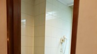 Kloset di kamar Andi Arief dibongkar. Foto: Hotel tempat Andi Arief ditangkap/Istimewa