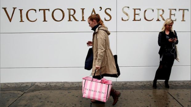 FILE FOTO : Seorang pelanggan melewati L Brands Inc., toko ritel Victoria's Secret di Manhattan, New York, AS, 13 Mei 2016. (REUTERS / Brendan McDermid)