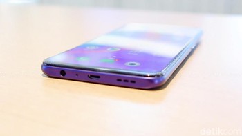 Oppo F11 Pro masih menyediakan port jack audio 3,5 mm. Foto: Adi Fida Rahman/detikINET