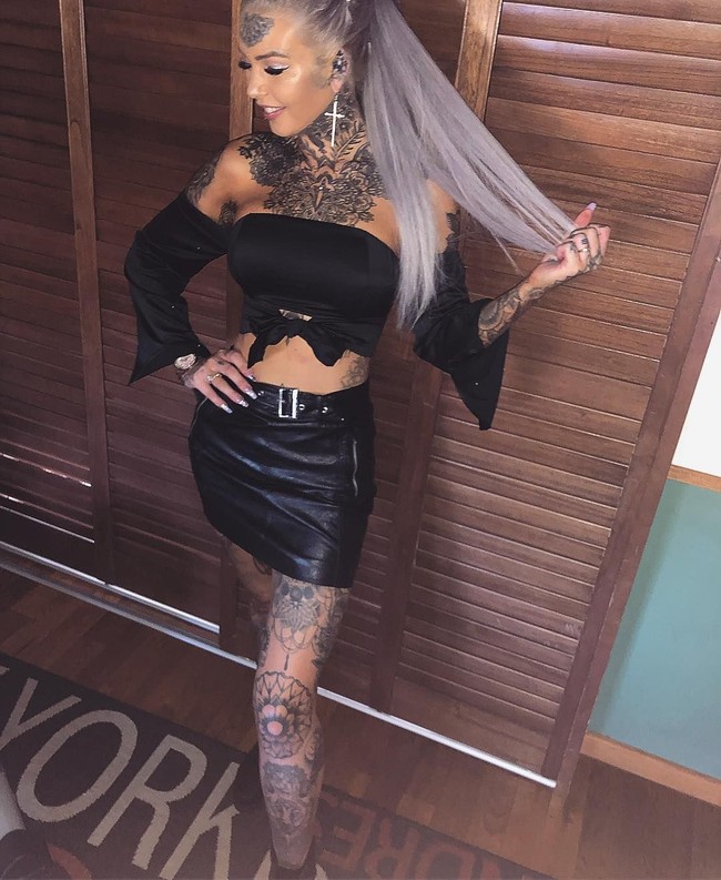 Wanita 24 tahun itu telah melakukan perubahan besar-besaran pada tubuhnya, hingga memakan biaya 8,000 poundsterling atau sekitar Rp 150 juta. Foto: dok. Instagram (@amber__luke)