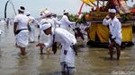 Umat Hindu Gelar Upacara Melasti di Pantai Petitenget Bali