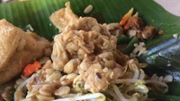 Yang paling sederhana, sambal tumpang disanta begitu saja. Tanpa tambahan lauk juga sudah enak. Foto : Instagram @tama_prayogi