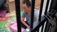 Penampakan Andi Arief di tahanan. Dia tampak duduk beralas karpet berwarna dominan hijau. Di dekatnya tampak ada kardus-kardus bertumpuk. Dia ditangkap oleh Bareskrim Polri. Foto: dok. Istimewa