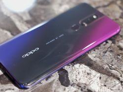 Menggenggam Oppo F11 Pro yang Kece