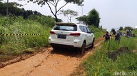 Nissan Terra melangkah di tanah merah yang licin. Foto: Ruly Kurniawan