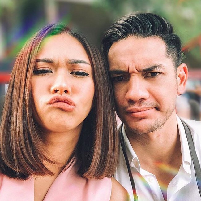 Nana Mirdad sudah jadi langganan bully-an netizen di Instagram. Salah satu yang terparah adalah komentar netizen lewat Direct Message yang menyebut wajahnya sangat jelek. Meskipun sedih dan membuat mood-nya tidak bagus, ia tetap menanggapi dengan bijak. Gpp mba bilang saya jelek yang penting saya tetap bersyukur punya apa yang saya miliki dari Tuhan. Dan kalau buat saya setiap wanita tetap cantik termasuk emba. IYA, termasuk ema. Mudah2an nextnya attitude emba dalam men-DM orang bisa secantik wajahnya, komentar istri Andrew White ini. Foto: instagram