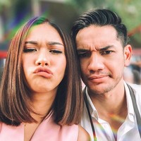 Nana Mirdad sudah jadi langganan bully-an netizen di Instagram. Salah satu yang terparah adalah komentar netizen lewat Direct Message yang menyebut wajahnya sangat jelek. Meskipun sedih dan membuat mood-nya tidak bagus, ia tetap menanggapi dengan bijak. Gpp mba bilang saya jelek yang penting saya tetap bersyukur punya apa yang saya miliki dari Tuhan. Dan kalau buat saya setiap wanita tetap cantik termasuk emba. IYA, termasuk ema. Mudah2an nextnya attitude emba dalam men-DM orang bisa secantik wajahnya, komentar istri Andrew White ini. Foto: instagram