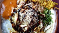 Nama bubur ayam Cikini H.R Sulaiman (burcik) sudah melegenda. Buburnya selalu tersaji panas dengan taburan daging ayam suwir, irisan cakwe, dan emping.Foto: Instagram ratulisa__  