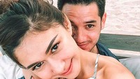 Andrew White dan Nana Mirdad juga dicap sebagai pasangan yang sama-sama bucin. Foto: instagram