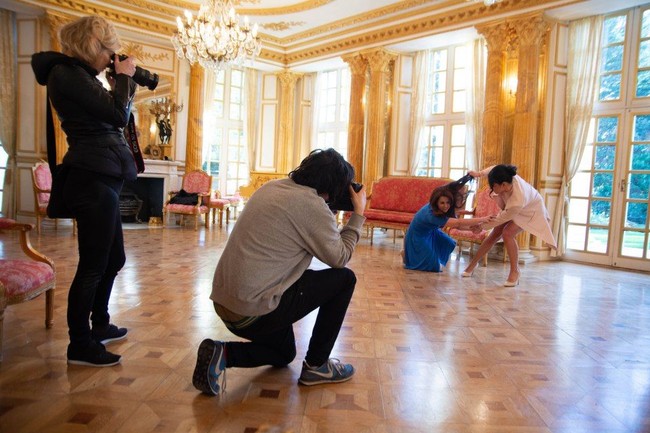 Meghan dan Kate yg dipotret Alison bukanlah yang asli. Keduanya hanya  dua wanita yang sangat mirip Duchess of Cambridge dan Sussex. Foto: dok. Alison Jackson