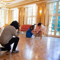 Meghan dan Kate yg dipotret Alison bukanlah yang asli. Keduanya hanya  dua wanita yang sangat mirip Duchess of Cambridge dan Sussex. Foto: dok. Alison Jackson