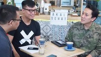 Diaz yang lahir di Jakarta, 25 September 1978 ini sering kulineran bareng anak muda. Seperti momen ngopi bersama Youtuber ini yang ia lakukan sambil berbincang.  Foto: instagram @diaz.hendropriyono