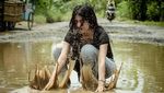Lagi, Gadis Unyu-unyu Main Lumpur Sebagai Bentuk Protes Jalan Rusak