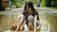 Jalan rusak sepertinya kini sedang trend dijadikan sebuah objek foto. Seperti dilakukan sejumlah pemuda di Kecamatan Lakbok, Kabupaten Ciamis, Jawa Barat, berfoto ria di jalan Jalur Manganti pada Minggu (3/3/2019). Hal tersebut dilakukan sebagai bentuk protes kepada Pemerintah, terkait kondisi jalan Manganti yang belum mendapat perbaikan. Istimewa/Muhafid.