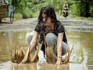 Lagi, Gadis Unyu-unyu Main Lumpur Sebagai Bentuk Protes Jalan Rusak