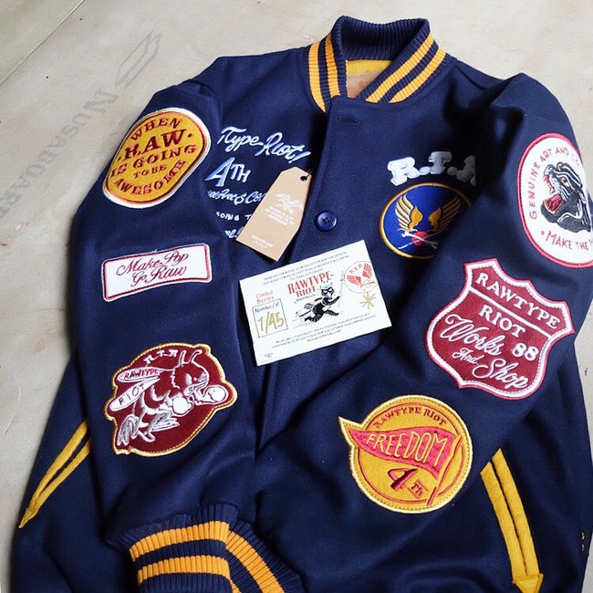 Tampak berbagai macam bordiran menghiasi hampir sekujur jaket. Salah satunya bordiran bergambar kucing yang membawa peralatan gambar pada bagian belakang jaket.  Secara umum, artinya lebih ke ikon-ikon yang menggambarkan pelaku yang senang berkarya menghasilkan sesuatu yang bermanfaat bagi orang, tambah Decky. Foto: Dok. Instagram @rawtype_riot