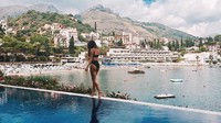 Sudah banyak destinasi di dunia yang dia kunjungi. Termasuk saat dia menikmati keindahan Taormina di Pulau Sisilia, Italia. (Instagram/@karraminah)