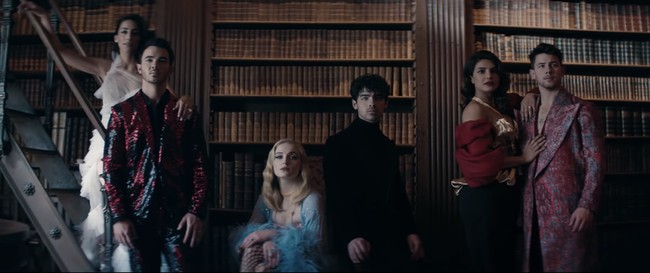 Jonas Brother dan para istri menyuguhkan fashion yang unik memanjakan mata para penontonnya. Sementara Jonas Brother memakai velvet vest hingga setelan pink, Danielle, Priyanka dan Sophie memakai gaun ruffle yang megah. Foto: Dok. YouTube/The Jonas Brother