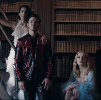 Jonas Brother dan para istri menyuguhkan fashion yang unik memanjakan mata para penontonnya. Sementara Jonas Brother memakai velvet vest hingga setelan pink, Danielle, Priyanka dan Sophie memakai gaun ruffle yang megah. Foto: Dok. YouTube/The Jonas Brother