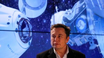 Elon Musk, CEO sekaligus founder SpaceX, mengaku perjalanan kembali Crew Dragon ke Bumi jadi perhatian utamanya. Foto: Reuters