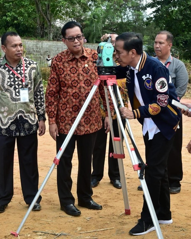 Di Instagram Rawtype Riot, banyak komentar netizen yang menyebut berminat untuk membeli jaket varsity bergambar kucing tersebut. Namun, Decky mengatakan, Rawtype Riot tak akan memproduksinya lagi meski banyak permintaan. Foto: Dok. Instagram