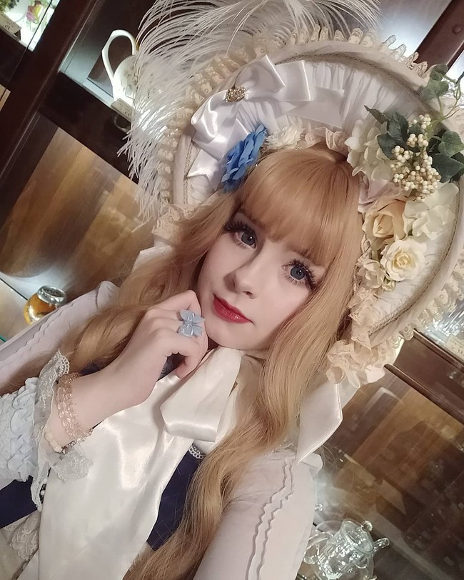 Ia memiliki sekitar 30 dress Lolita dengan desain beragam. Baju-bajunya tak asal dibuat, terkadang ia mendesain sendiri bajunya. Foto: Instagram