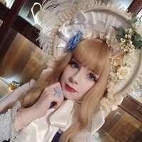 Ia memiliki sekitar 30 dress Lolita dengan desain beragam. Baju-bajunya tak asal dibuat, terkadang ia mendesain sendiri bajunya. Foto: Instagram