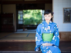 Pakai Kimono Saat Pose Bareng Reino, Ini Beda Makna Baju Luna dan Syahrini