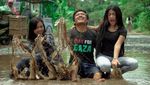 Lagi, Gadis Unyu-unyu Main Lumpur Sebagai Bentuk Protes Jalan Rusak