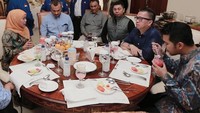 Apel Demokrat Jatim mengantisipasi kecurangan. tulisnya, lengkap dengan unggahan foto berisi Gubernur Jawa Timur, Khofifah Indar Parawansa, lengkap dengan aneka buah, dan minuman pada bulan Juni tahun lalu. Foto: Twitter @AndiArief__