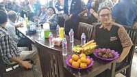 Mampir ke rumah makan Pecel Madiun di Solo, Andi terlihat satu meja bersama SBY, Agus Harimurti Yudhoyono (AHY), dan Ani Yudhoyono. Saat makan siang bersama. Foto: Twitter @AndiArief__