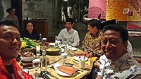 Dalam beberapa foto yang ia bagian di instagram terlihat kedekatan Diaz dengan banyak politisi. Foto ini Diaz asyik santap malam bersama Jokowi dan Megawati. Menunya ada sate juga, yummy! Foto: instagram @diaz.hendropriyono