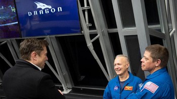 Setelah sukses mendarat di Bumi, nantinya Crew Dragon akan digunakan untuk mengangkut dua astronot NASA (di kanan) ke ISS pada Juli mendatang. Foto: Reuters