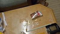 Di meja kamar hotel ditemukan sejumlah barang bukti. Ada jus jeruk, minuman ringan dan rokok. Ada juga sejumlah sedotan plastik. Ditemukan juga kondom. Ditemukan juga plastik kecil. Foto: Hotel tempat Andi Arief ditangkap/Istimewa