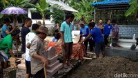 Sebelumnya diberitakan ketiga pendaki itu diduga tewas akibat mengalami hipotermia saat mendaki Gunung Tampomas di Sumedang, Jawa Barat. Ketiga korban ditemukan dalam kondisi pakaian yang basah akibat hujan. Tidak ditemukan pakaian ganti atau jaket dalam barang bawaan ketiganya. Identitas juga luput dari barang bawaan ketiganya.