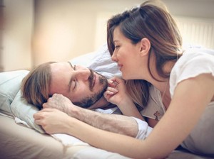 3 Tips Posisi Bercinta Saat Bunda Sakit Punggung