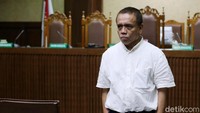 Irwandi menerima uang tersebut melalui Hendri Yuzal dan Teuku Saiful Bahri.