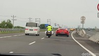 Kegiatan komunitas pemilik mobil Ferrari, FOCI Trans Java Tour 2019 (1-3/3/2019), mendapat pendampingan dari satuan Denwal (Detasemen Pengawal) Korlantas Mabes Polri. Foto: Luthfi Anshori/detikOto