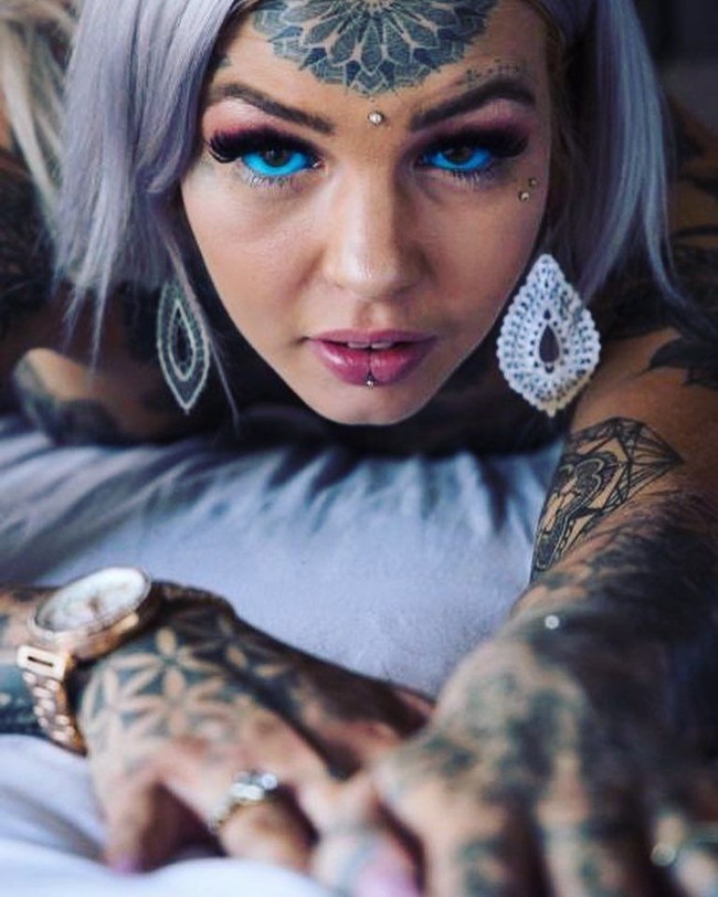 Wanita yang menyebut dirinya sebagai Dragon Putih Bermata Biru itu punya nama asli  Amber Luke. Ia menyebut dirinya bermata biru karena memang sesuai dengan warna retinanya yang biru.  Foto: dok. Instagram (@amber__luke)