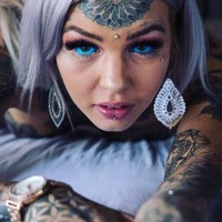 Wanita yang menyebut dirinya sebagai Dragon Putih Bermata Biru itu punya nama asli  Amber Luke. Ia menyebut dirinya bermata biru karena memang sesuai dengan warna retinanya yang biru.  Foto: dok. Instagram (@amber__luke)