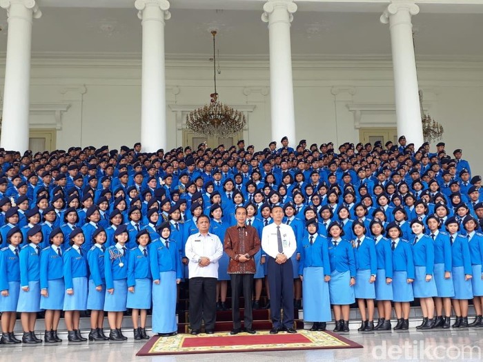 Presiden Jokowi bertemu dengan para siswa SMA Taruna Nusantara Tahun 2019 di Istana Kepresidenan Bogor.