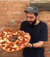 Wouw! Bagel Pizza Jumbo Ini Beratnya Mencapai 2,7 Kg