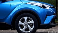 Toyota membungkus C-HR dengan tampilan yang gagah dan sporty.